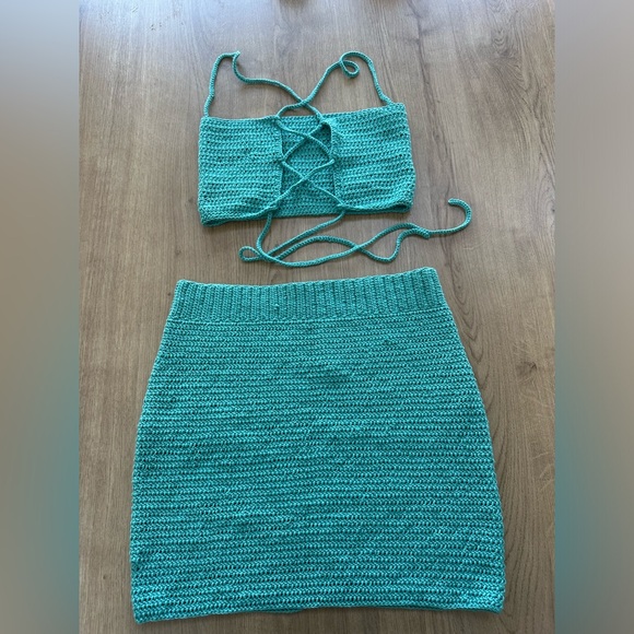 Two piece set - Picture 3 of 3